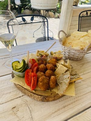 Great vegan cheeseboard in a beautiful small vineyard  at Cantina Murales | Enoturismo in Gallura in Olbia