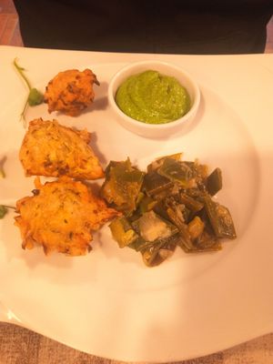 Frittelle di zucchine e funghi shitake con taccole e crema di valeriana at La Lanterna in Verona