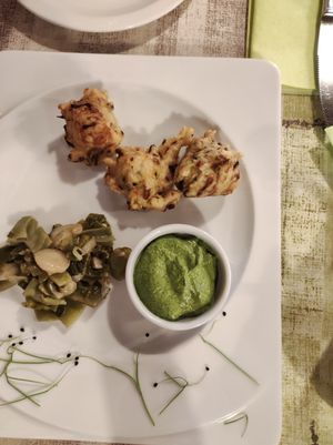 Frittelle di zucchine con salsa alla valeriana + taccole al cippollotto at La Lanterna in Verona