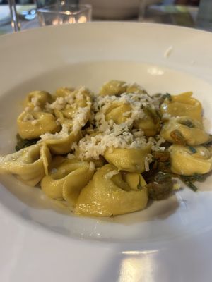Cappelletti ripieni di carbonara vegan, con fiori di zucca e formaggio vegetale. 🤤 Buonissimi!  at La Lanterna in Verona