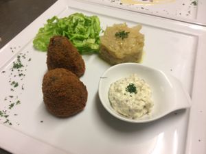 Arancini di riso selvatico con maionese ai funghi e cavolo cappuccio brasato all'aceto balsamico bianco at La Lanterna in Verona