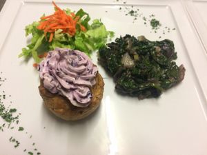 Muffin salato alle carote e semi di girasole con mousse di yogurt al radicchio e spinaci alla Lionese at La Lanterna in Verona