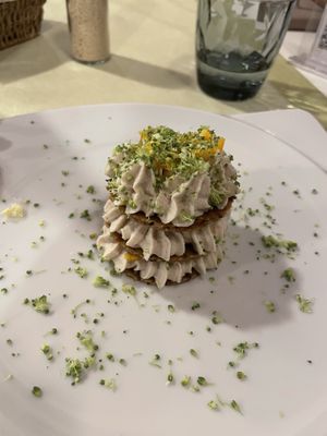 Millefoglie con crema di anacardi. Buona ma consiglio di condividerla, il gusto, per quanto buono, dopo un po’ stucca.  at La Lanterna in Verona