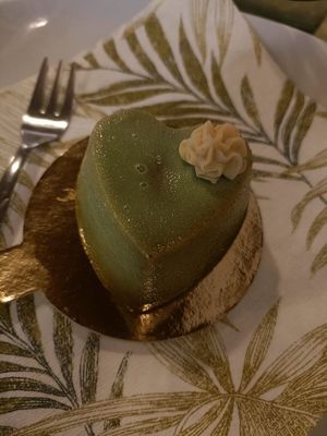 Monoporzione al pistacchio con inserto di lampone at La Lanterna in Verona