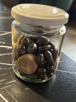 trüffel pralinen, schoko mandel, schoko erdbeeren 3,99€   at LieblingsSpeis in Rohrbach