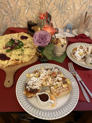 ganz vorne im Bild: vegane Pancakes mit Ahornsirup, links: Flammkuchen (vegetarisch), rechts Pancakes (vegetarisch), mittag: Joghurt mit Früchten (vegetarisch)  at Molo Rouge in Wunsiedel
