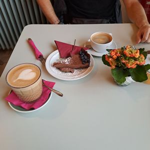 Bottom: Kaffee Latte, chocolate tart, americano at Molo Rouge in Wunsiedel