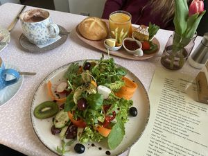 unten: „Vegane Gemüseschnitte“, oben: „Etwas Süßes“  at Kult Cafe in Marktredwitz
