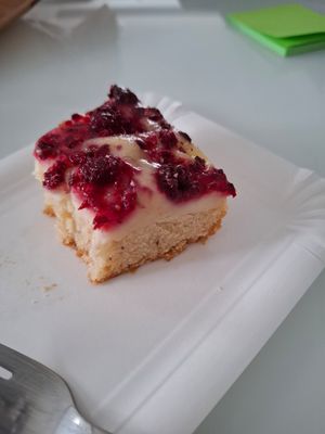 Veganer Himbeer-Haselnuss Kuchen at Caffè Lucca in Fuessen