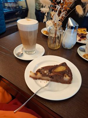 Schoko Birne (vegan) und Latte Macchiato mit Hafermilch at Caffè Lucca in Fuessen