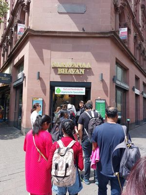 Queue on a Saturday at Saravana Bhavan in Frankfurt