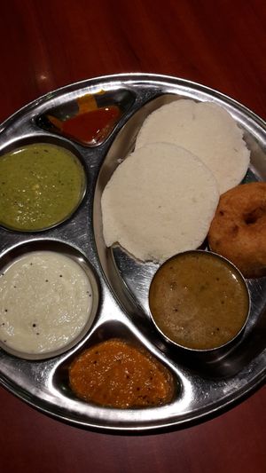 Vorspeise Nr. 3 Idly und Linsenküchlein mit Sauce at Saravana Bhavan in Frankfurt