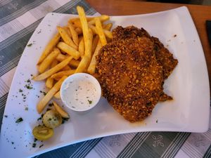 Chili Seitan Schnitzel mit Pommes und veganem Dip at Schwaibacher Hof in Bad Birnbach