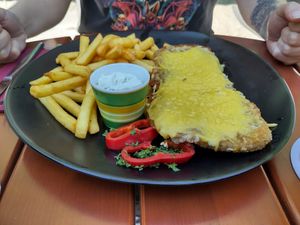 Knoblauchschnitzel mit veganen Käse at Schwaibacher Hof in Bad Birnbach