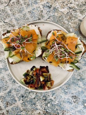 Sandwich mit veganem Lachs   at Café Anoa in Ulm