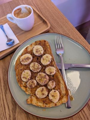 Lotus, banana and chocolate shavings toast (and a cortado with oat milk) at Kafeteros in Santander