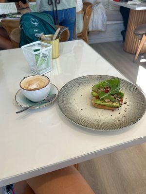 Veggie sandwich and cafe with oat milkk  at Menta in Jerez
