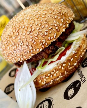 Vegan burger with Heura "meat" and vegan mayonnaise, juicy! at Porta Nuova - Pizzeria e Cucina Italiana in Premia De Mar