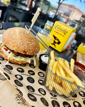 Portion of vegan burger includes patatas fritas and vegan mayonnaise at Porta Nuova - Pizzeria e Cucina Italiana in Premia De Mar