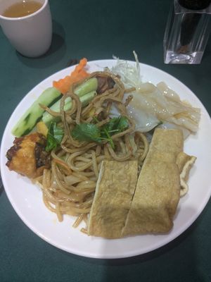 Assortment of savoury food (my first plate) at NénGrén Zhāi Guǎn 能仁斋馆 in Guilin