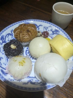 Some of the sweet treats + bao buns at NénGrén Zhāi Guǎn 能仁斋馆 in Guilin