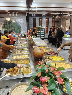 Great Vegan Buffet for 30 yen at NénGrén Zhāi Guǎn 能仁斋馆 in Guilin