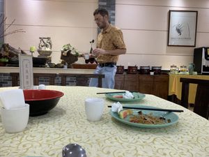 Im 2. OG, links von meiner Begleitung die Teesuppen Station   at NénGrén Zhāi Guǎn 能仁斋馆 in Guilin