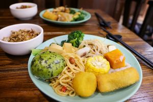 selection from the buffet at NénGrén Zhāi Guǎn 能仁斋馆 in Guilin