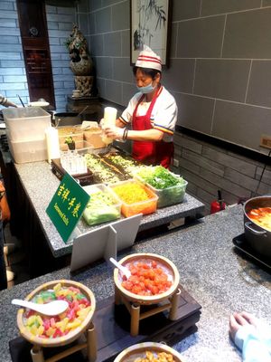 Freshly prepared Seaweed rolls at NénGrén Zhāi Guǎn 能仁斋馆 in Guilin