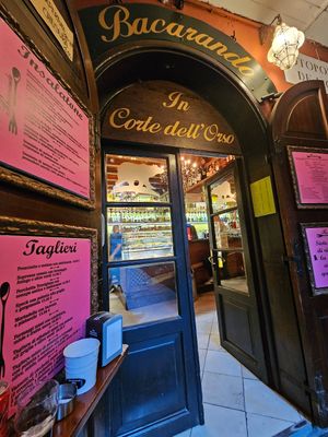 Entrance, quinoa vegan option listed on menu at Bacarando in Corte dell'Orso  in Venice