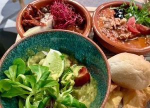 Muhamara de pimientos con nueces, guacamole con tequila y alcachofas a la romana. #Veganuary at MEZZE in Granada