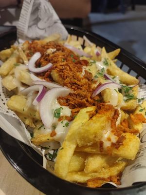 Patatas con fakon y queso vegano at MEZZE in Granada