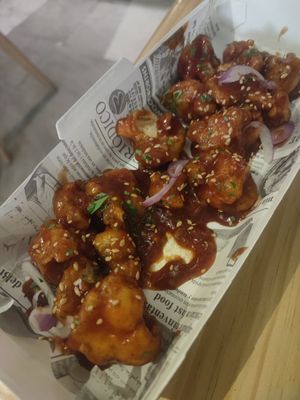 Alitas de coliflor con salsa buffalo at MEZZE in Granada