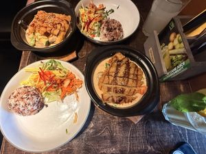 Hühnchen-Alternative mit Salat, Kimchi und schwarzem Reis; Entenfleisch-Alternative mit Salat, Kimchi und schwarzem Reis  at Mom's - Vegan Cooking in Berlin