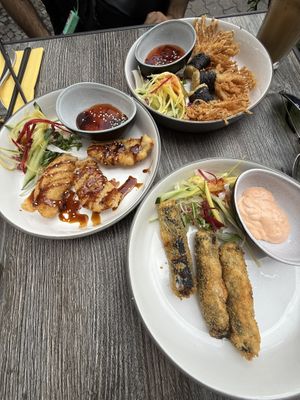 Vorspeisen: veganer Backfisch, panierte Enoki und paniertes, veganes Huhn   at Mom's - Vegan Cooking in Berlin