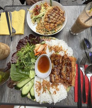 Hauptspeisen: vegane Ente auf Nudeln und der köstliche, vegane Schweinebauch 🤤  at Mom's - Vegan Cooking in Berlin