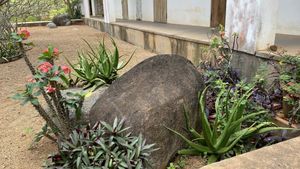 Front entrance decor  at Goyo - கோயோ in Auroville