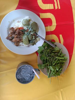 Green curry and something with jackfruit with a side of green beans at Somkid Vegetarian in Krabi