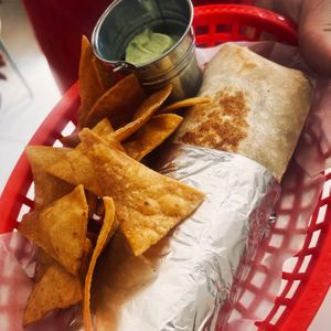 No soy fan de los burros , pero el de carnitas estaba buenísimo, lo puedes acompañar con totopos que los gritan en el momento y sales calientitos 😍 at La Victoria-Taquería in Bogota