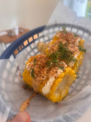 Los elotes son wow, tienen Mayo cilantro y como de chipotle , me sorprendió mucho la mayonesa porque son bien exigente y la verdad estaba buenísima. Pregunté y también la hacen at La Victoria-Taquería in Bogota