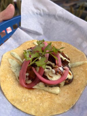 El campeón, este taco se debería ganar un premio, tiene una textura buenísima y salsita medio picante medio dulce que es gloriosa. Lo terminan con Mayo cilantro y cebolla encurt at La Victoria-Taquería in Bogota