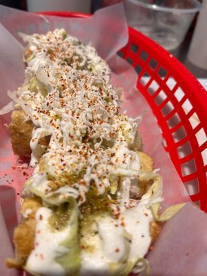 Los tacos de canasta estaba muy ricos. Relleno de papa con una sazón impecable, crema agria, Lechuga y queso. Son como fritos así que no tienen pierde.  at La Victoria-Taquería in Bogota