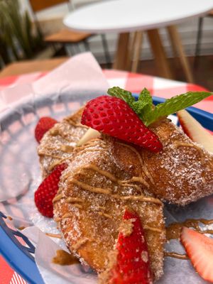 El postre de la casa sin torrijas y estaban de locos, cremosas oro dentro y crocantes por fuera. Me encanto que las acompañaran de mantequilla de almendra y no mani como todos.  at La Victoria-Taquería in Bogota