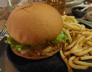 Hambúrguer de lentilha e batatas fritas at Bartolomé Hamburgeria in Camanducaia