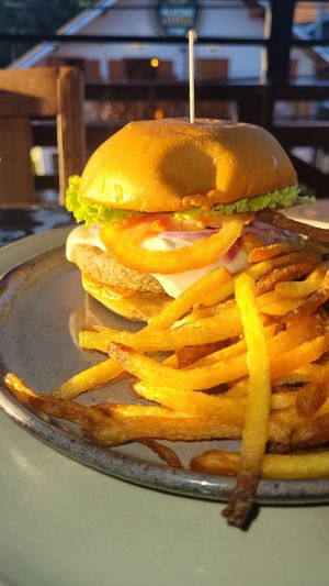 Hambúrguer vegano com hambúrguer de Lentilha defumada e batata de acompanhamento at Bartolomé Hamburgeria in Camanducaia