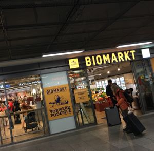 outside at Vorwerk Podemus BioBahnhof in Dresden