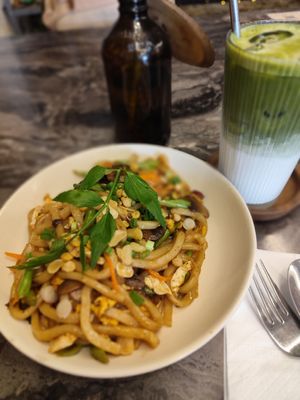 Stir-fry udon & iced matcha at 晨 M Breakfast Cafe in Ipoh