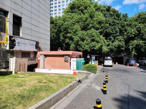 Looking down to the river at Vegetarian Restaurant - 素食堂 解放路店 in Hangzhou