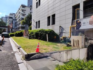 Looking up from the river at Vegetarian Restaurant - 素食堂 解放路店 in Hangzhou