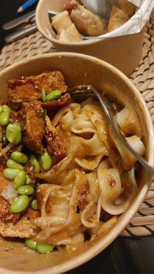 Erdnuss Nudeln mit Fried Tofu und Edamame at Chung's Kitchen in Berlin